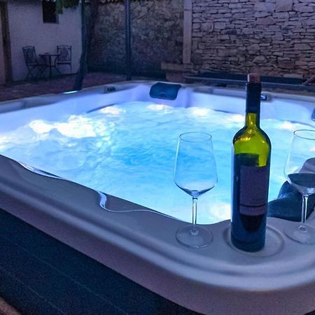 Studios Barre With Jacuzzi Ровінь Екстер'єр фото
