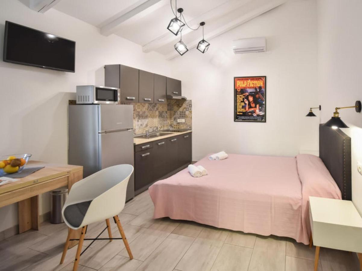 Studios Barre With Jacuzzi Ровінь Екстер'єр фото