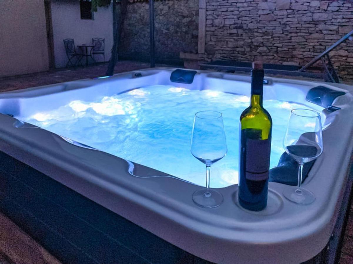 Studios Barre With Jacuzzi Ровінь Екстер'єр фото